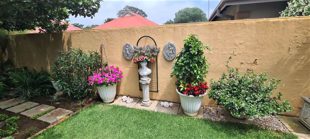 2 Bed Townhouse in Rensburg photo number 21