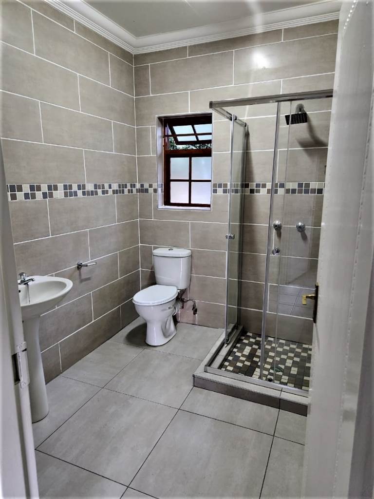 2 Bed Townhouse in Rensburg photo number 12