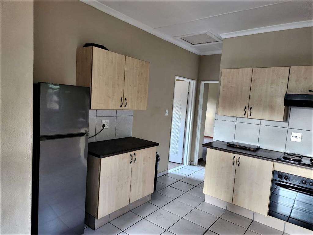 2 Bed Townhouse in Rensburg photo number 6