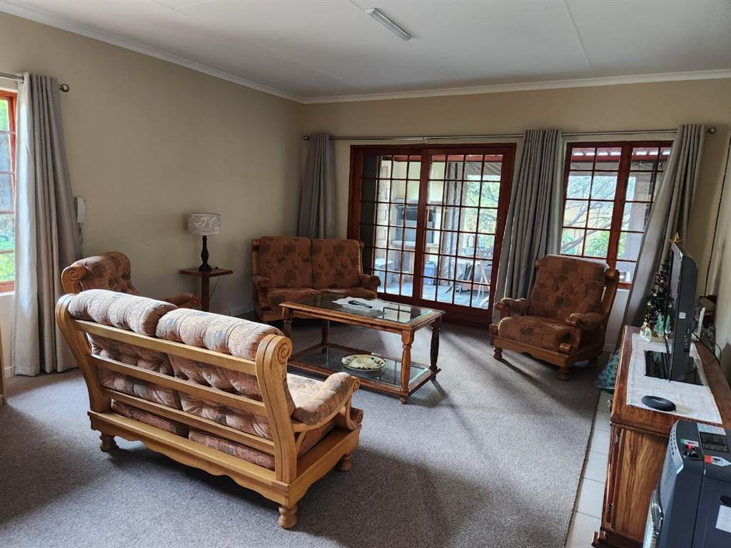 2 Bed Townhouse in Rensburg photo number 5