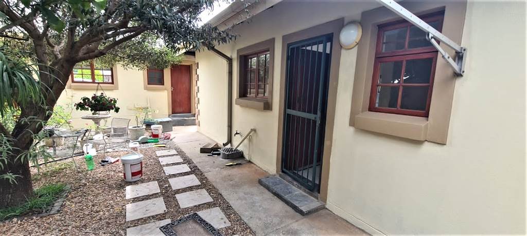2 Bed Townhouse in Rensburg photo number 16