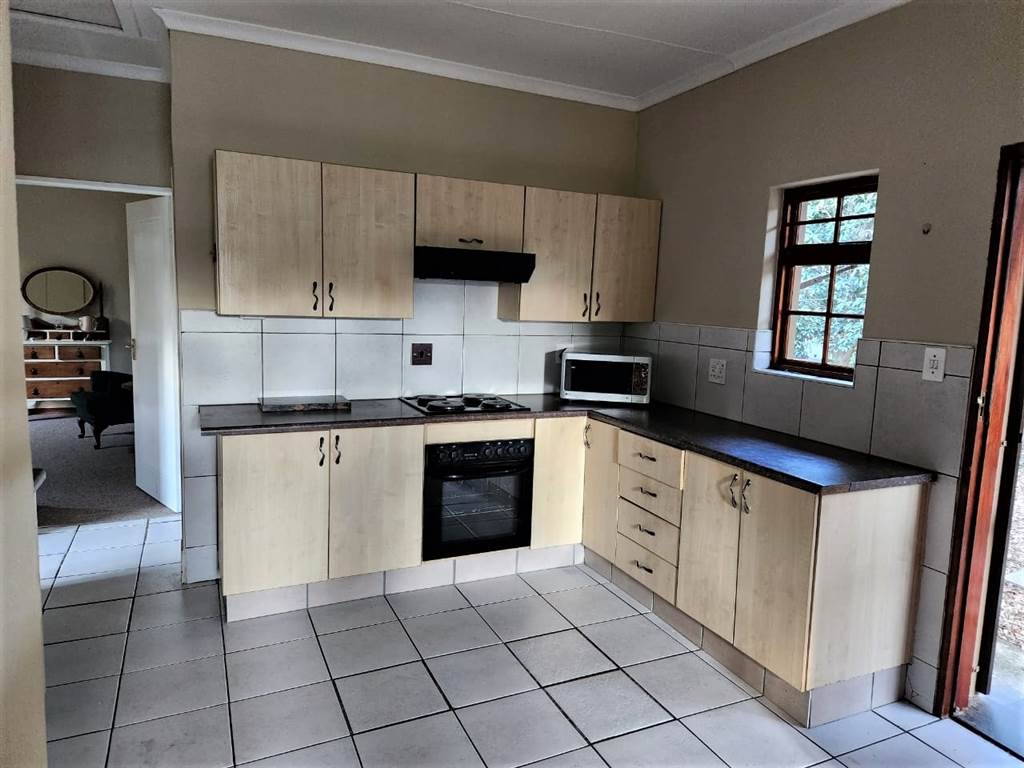 2 Bed Townhouse in Rensburg photo number 8