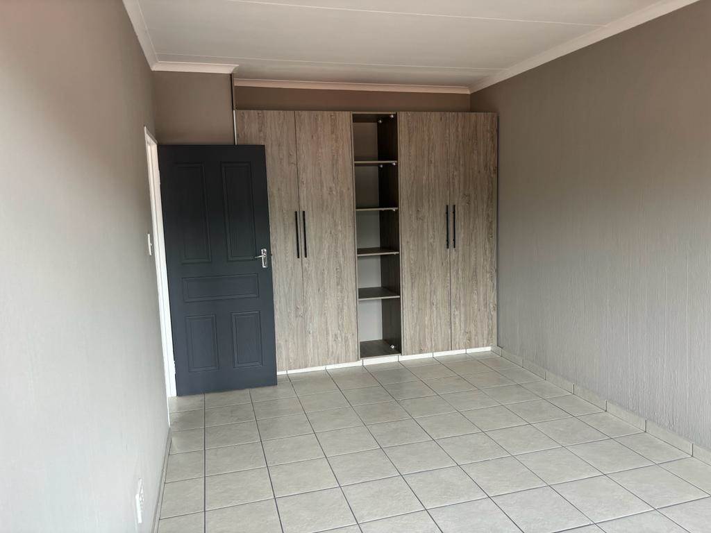 2 Bed Apartment in Bezuidenhout Valley photo number 5