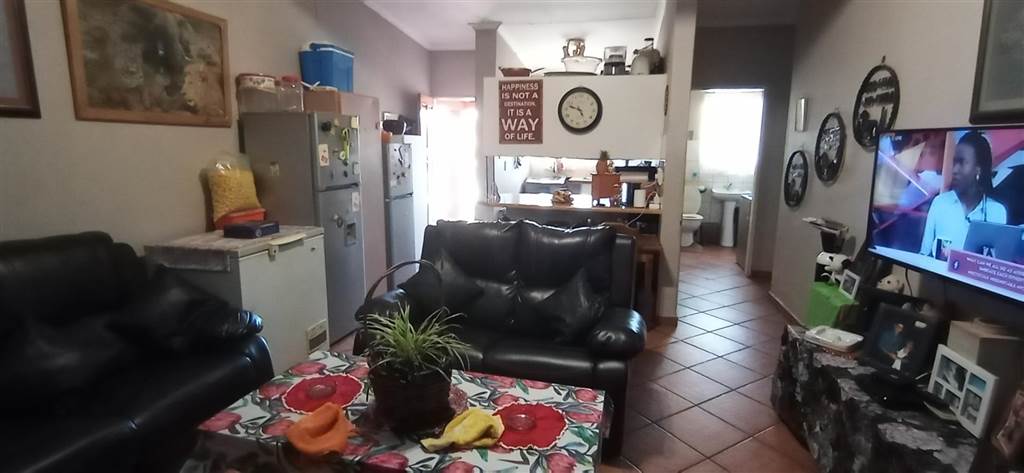 3 Bed Townhouse in Rensburg photo number 6