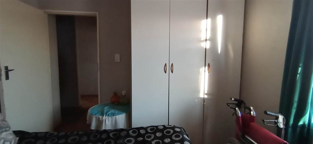 3 Bed Townhouse in Rensburg photo number 10