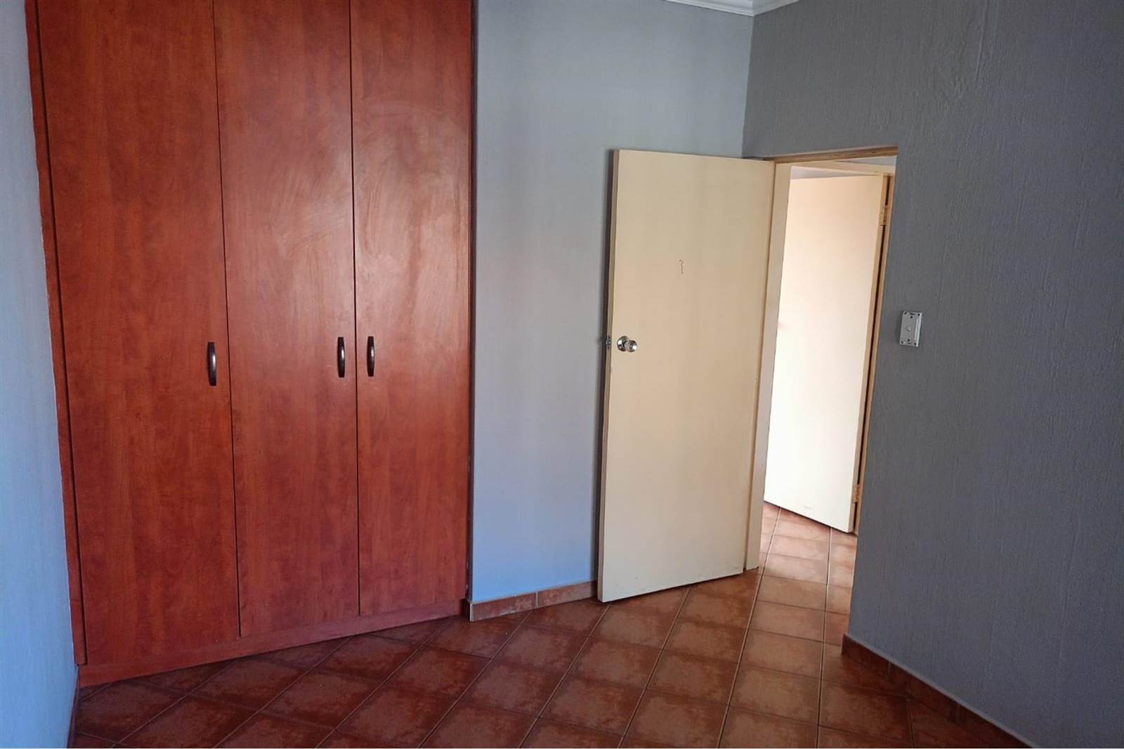 2 Bed Apartment in Dalpark Ext 1 photo number 7