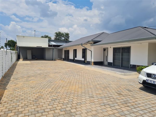 120  m² Commercial space