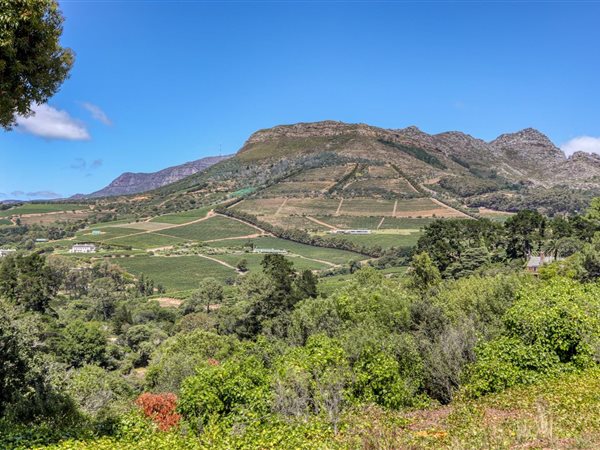 1.8 ha Land available in Constantia