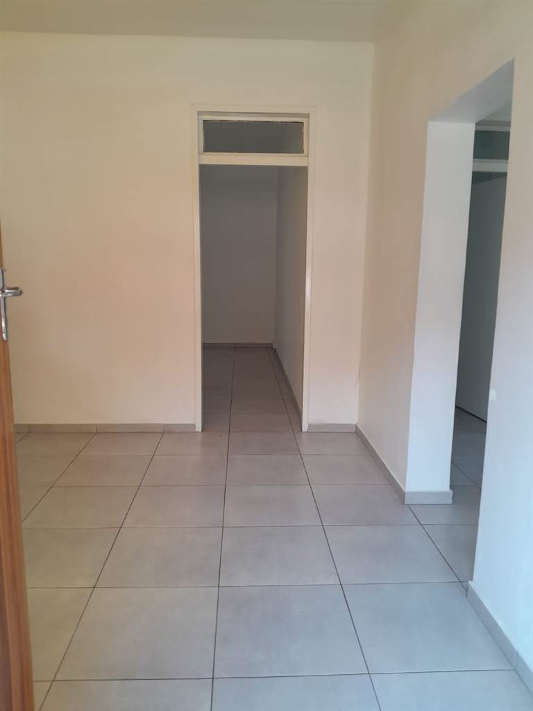 2 Bed Flat in Alberton photo number 2