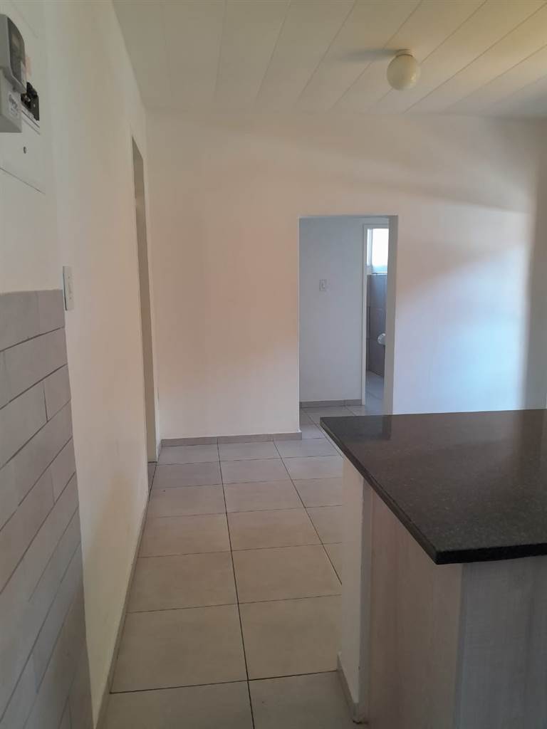 2 Bed Flat in Alberton photo number 8