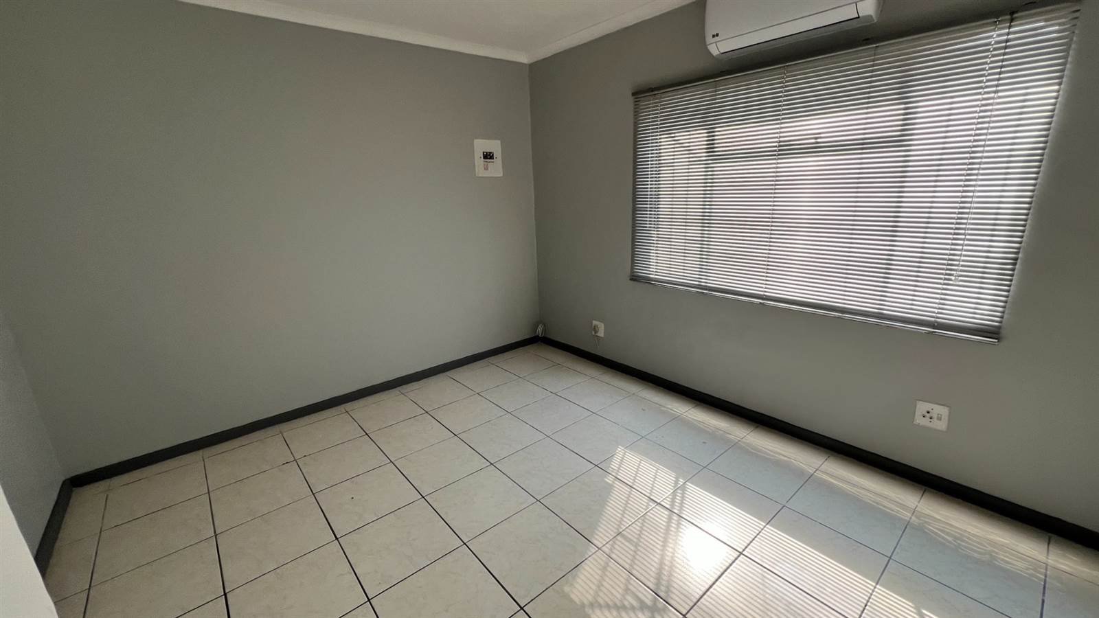 90  m² Office Space in Sonheuwel photo number 10