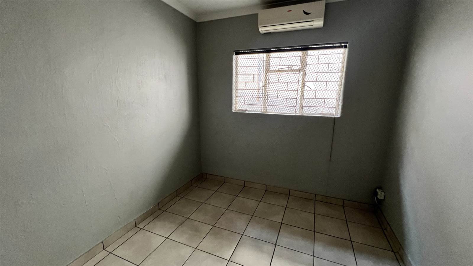 90  m² Office Space in Sonheuwel photo number 5