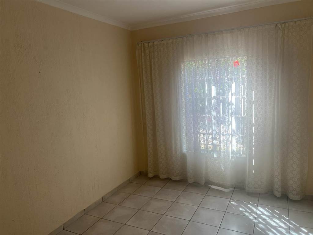 2 Bed Townhouse in Protea Park photo number 8