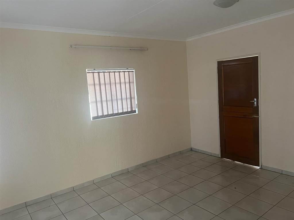 2 Bed Townhouse in Protea Park photo number 12