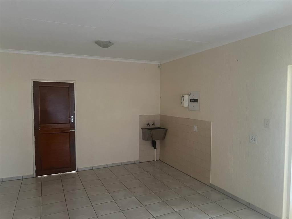 2 Bed Townhouse in Protea Park photo number 11