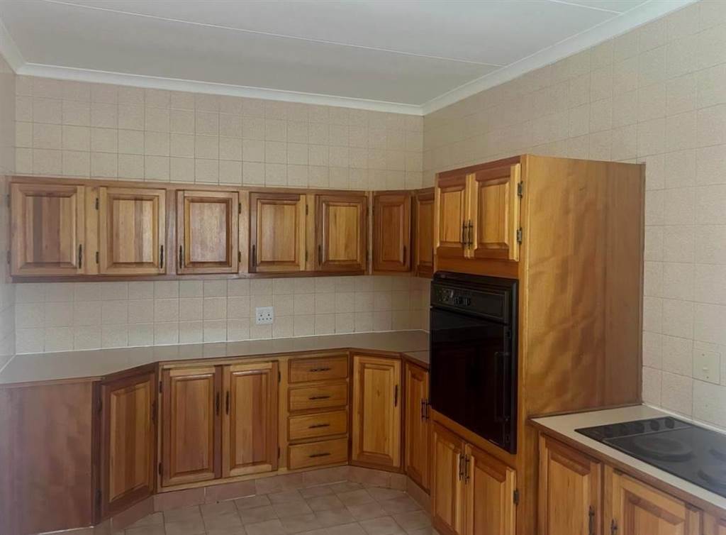 2 Bed Townhouse in Protea Park photo number 3