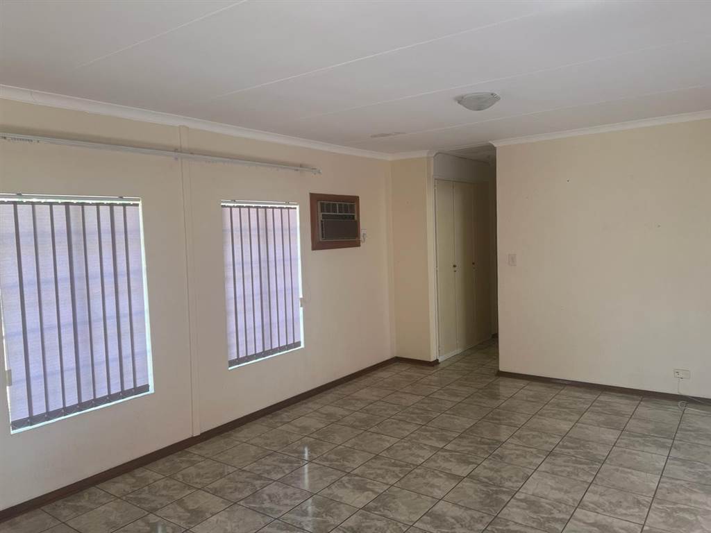 2 Bed Townhouse in Protea Park photo number 6