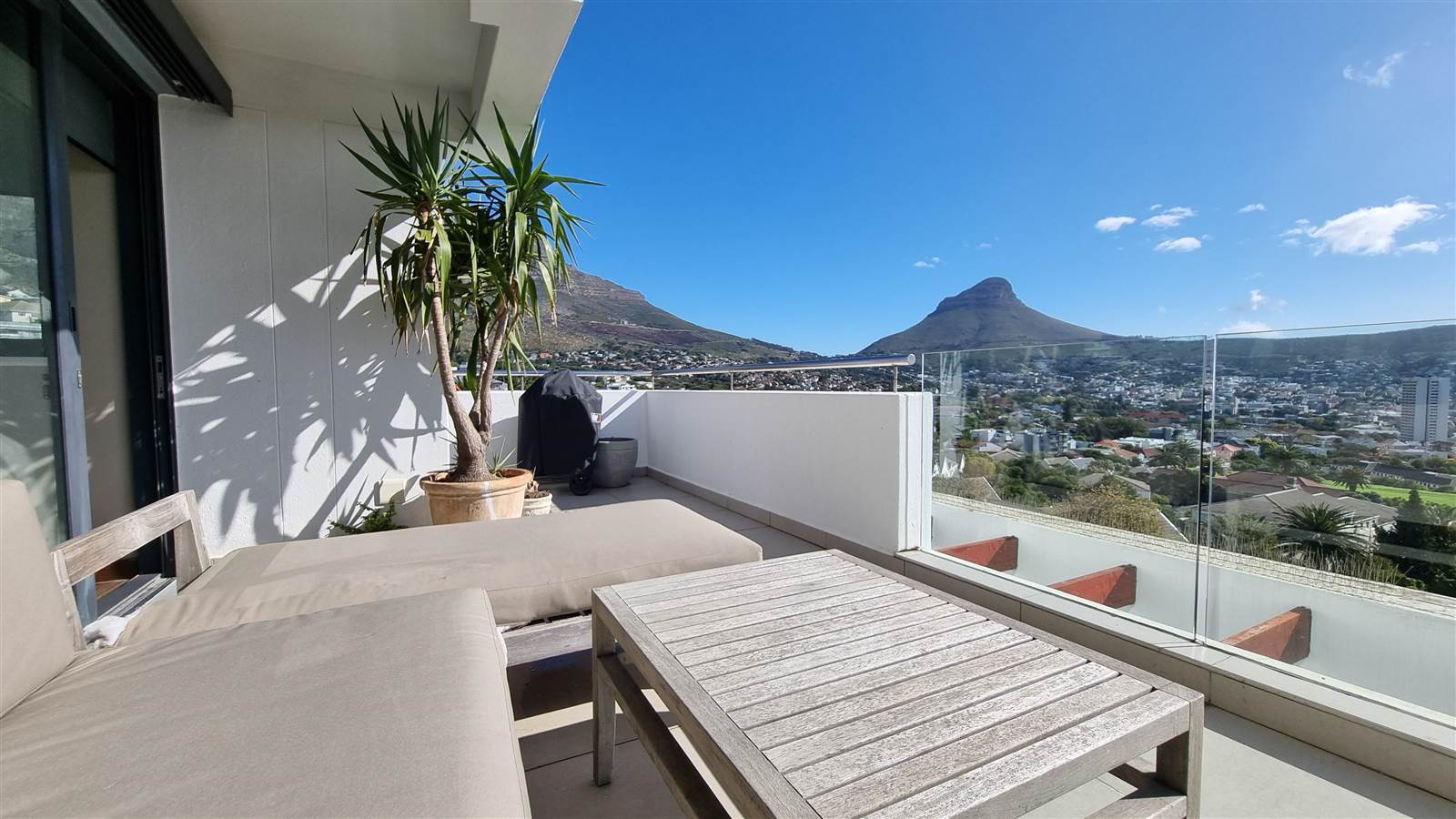 3 Bed Apartment in Vredehoek photo number 11