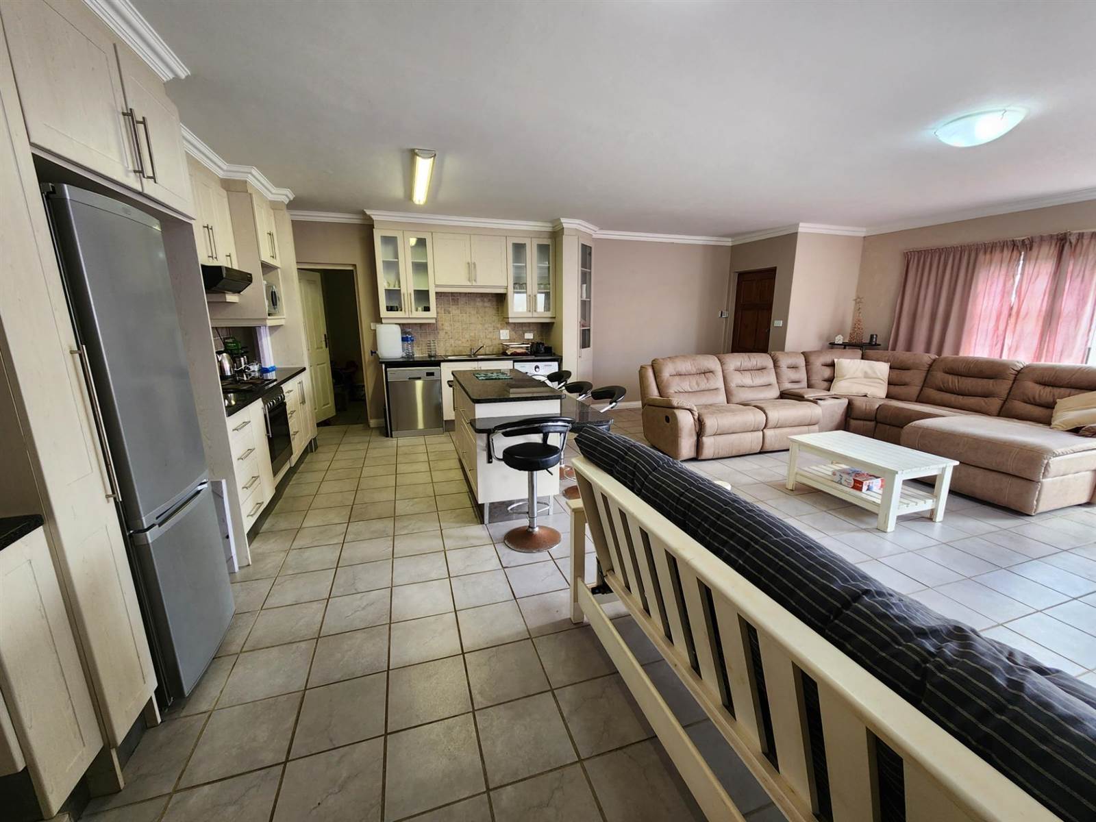 3 Bed Apartment in Jeffreys Bay photo number 4