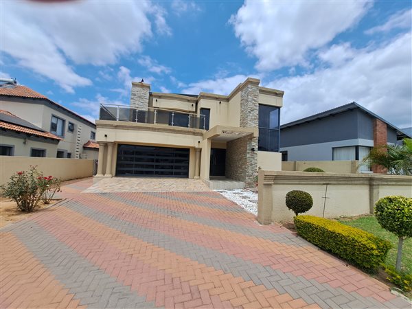 4 Bed House in Woodhill Estate