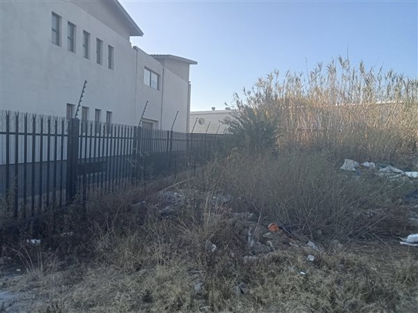 1888 m² Land available in Halfway House