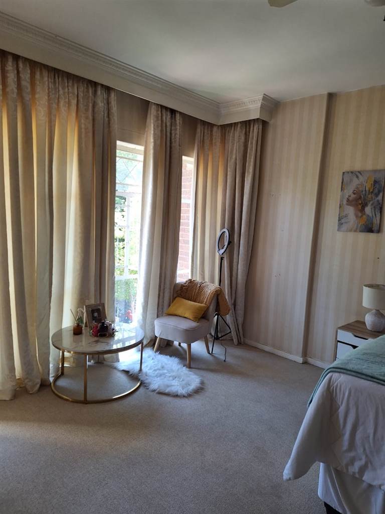 3 Bed Apartment in Parktown photo number 11