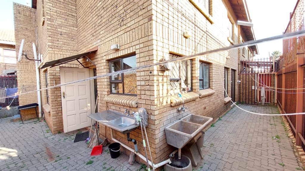 4 Bed Townhouse in Laudium photo number 26
