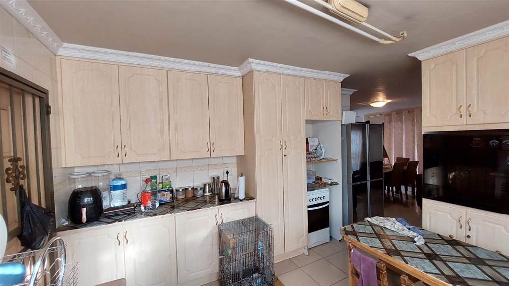 4 Bed Townhouse in Laudium photo number 6