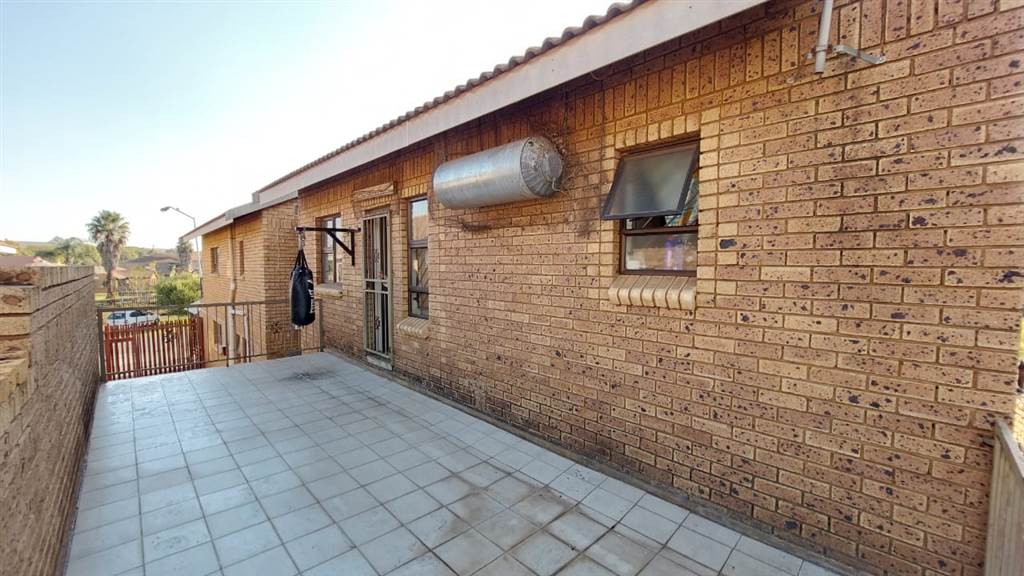 4 Bed Townhouse in Laudium photo number 25