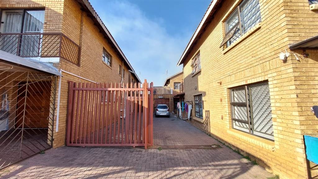 4 Bed Townhouse in Laudium photo number 1