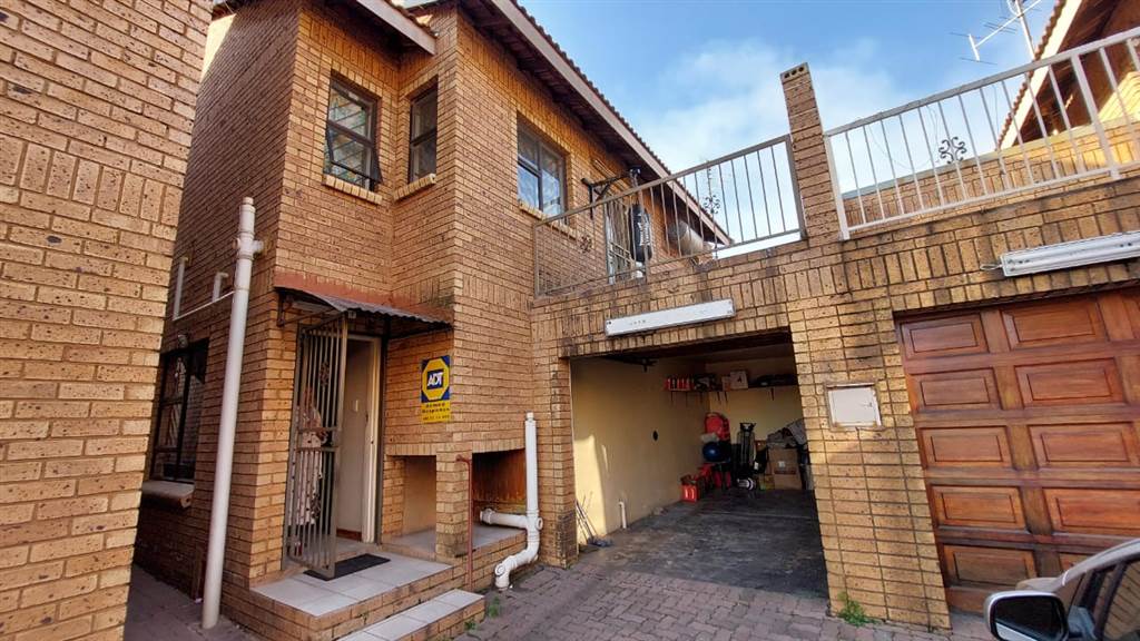 4 Bed Townhouse in Laudium photo number 28