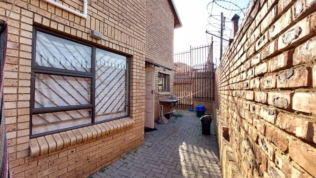 4 Bed Townhouse in Laudium photo number 30