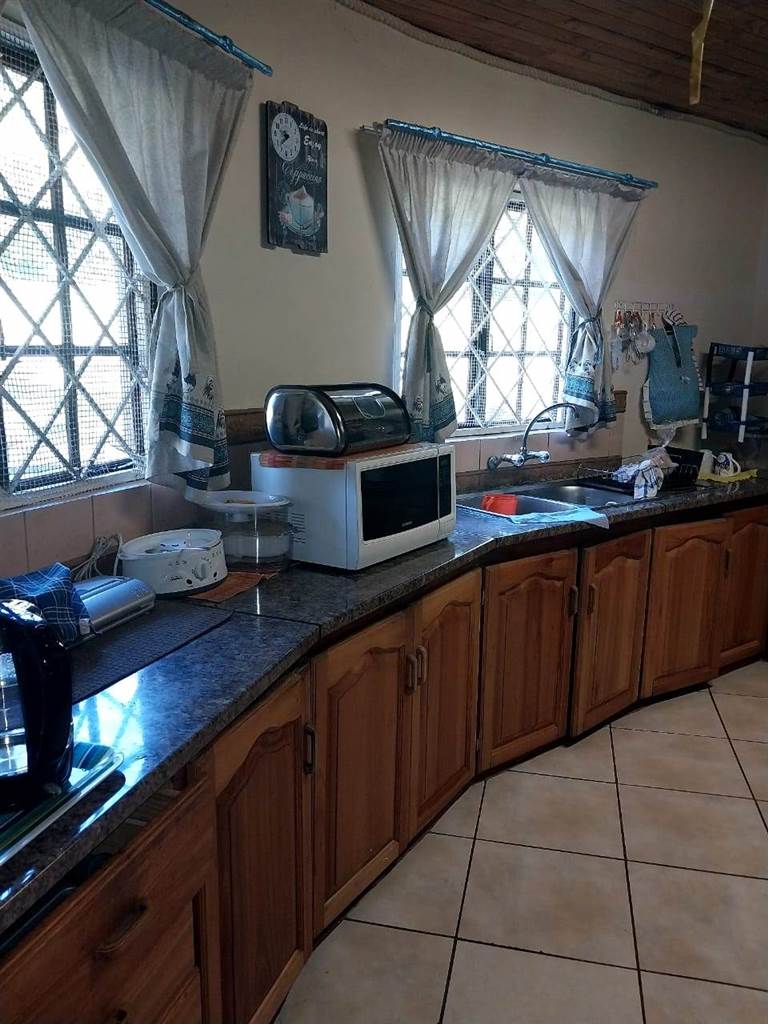 3 Bed House in Umtentweni photo number 7