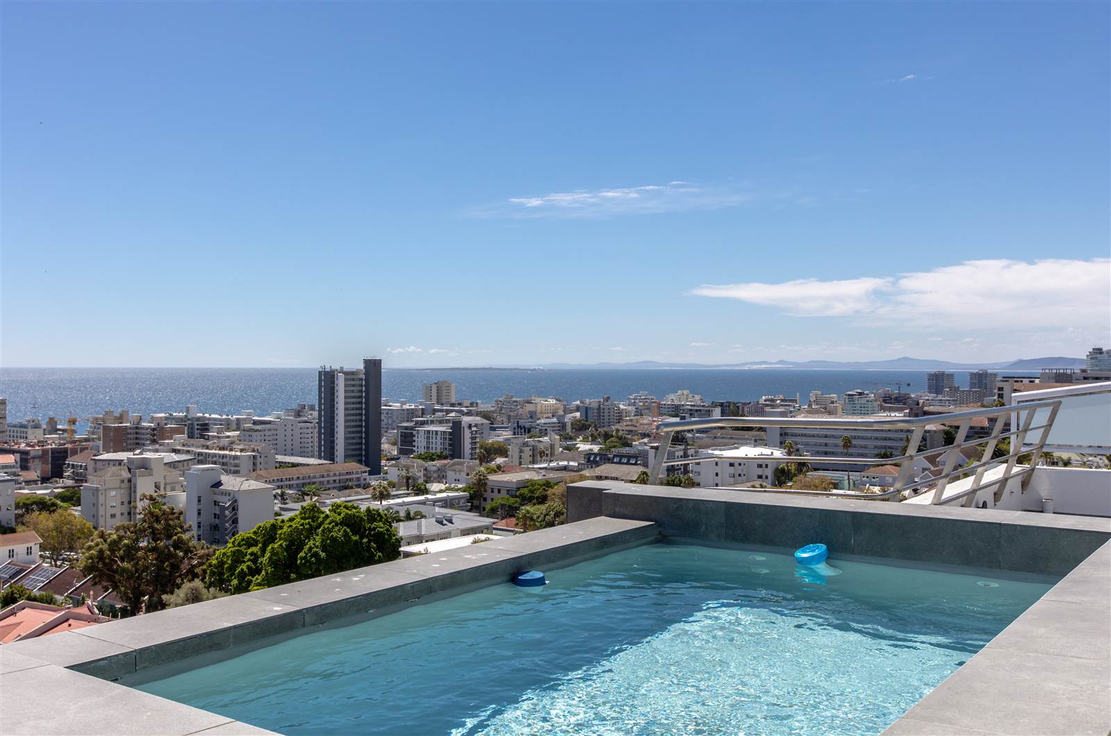 4 Bed Apartment in Fresnaye photo number 2