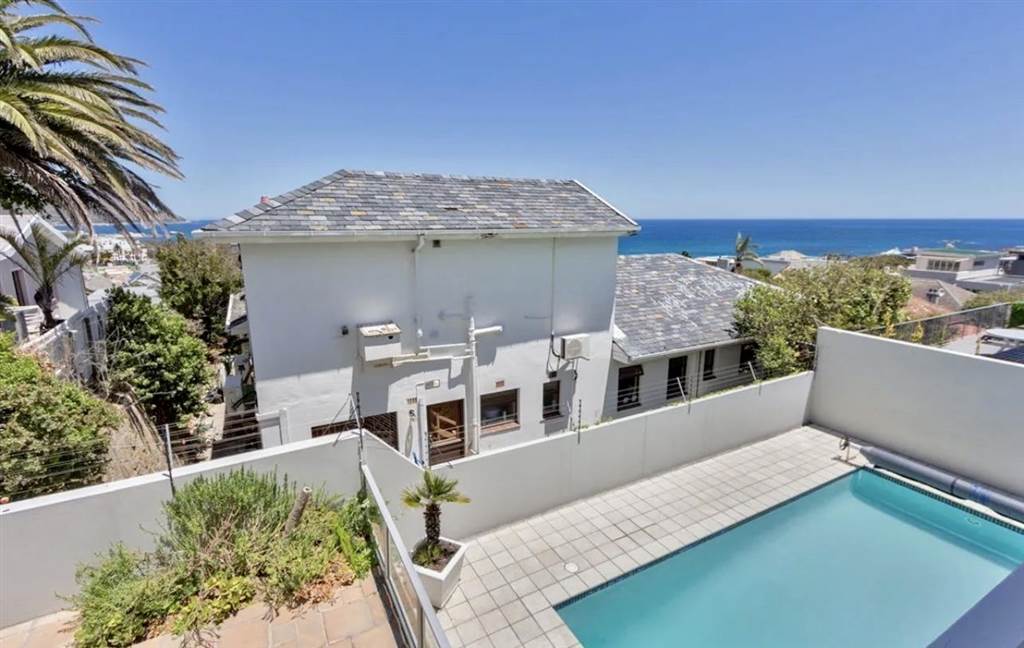 3 Bed Apartment in Camps Bay photo number 2