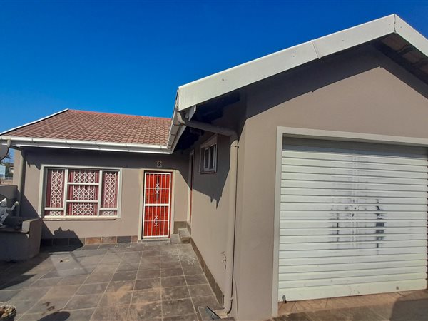 4 Bed House in Caneside