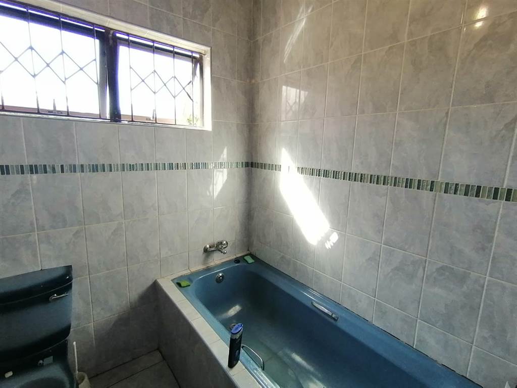 3 Bed House in Illovo Beach photo number 21