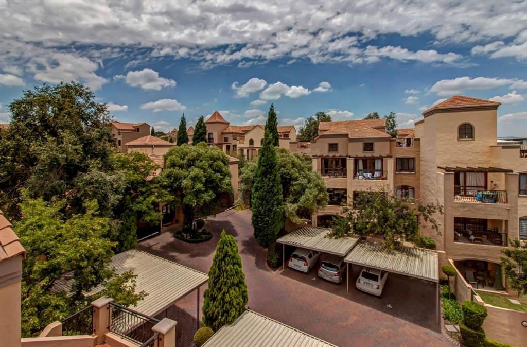 1 Bed Apartment in Lonehill photo number 18