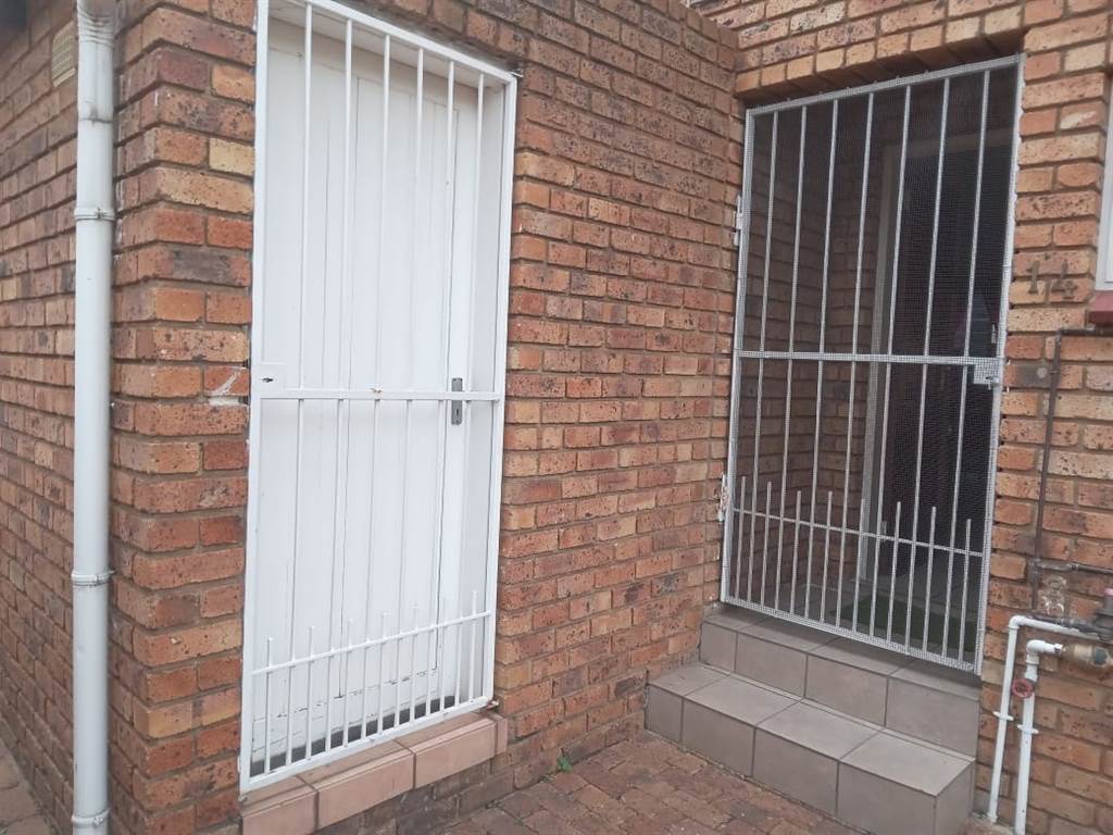 2 Bed Townhouse in Benoni Central photo number 19