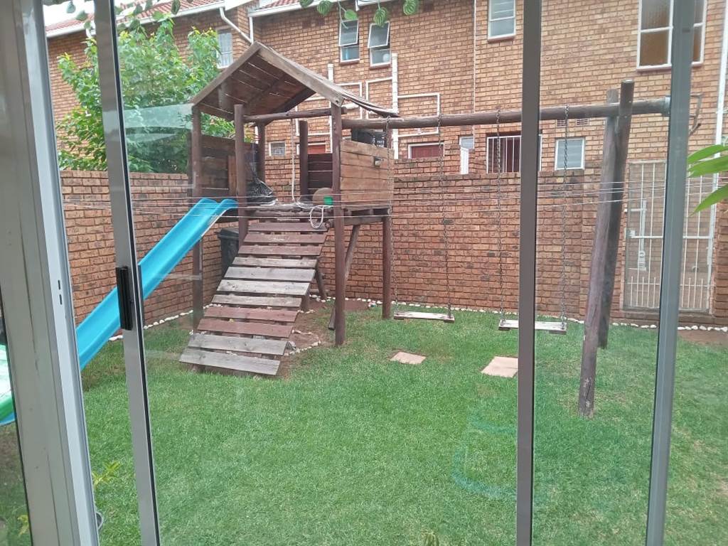 2 Bed Townhouse in Benoni Central photo number 26