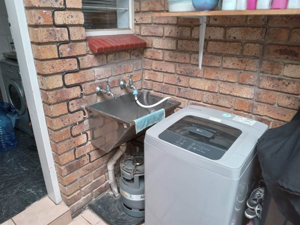 2 Bed Townhouse in Benoni Central photo number 23
