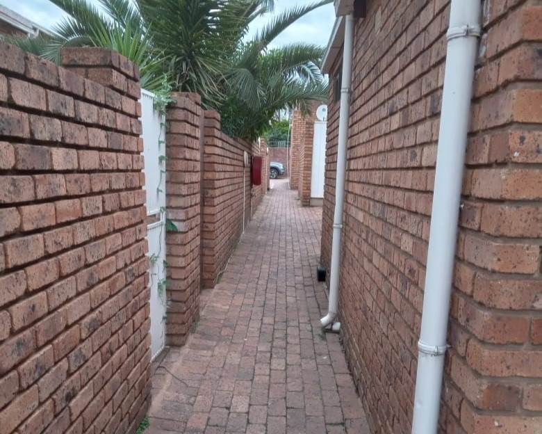 2 Bed Townhouse in Benoni Central photo number 16