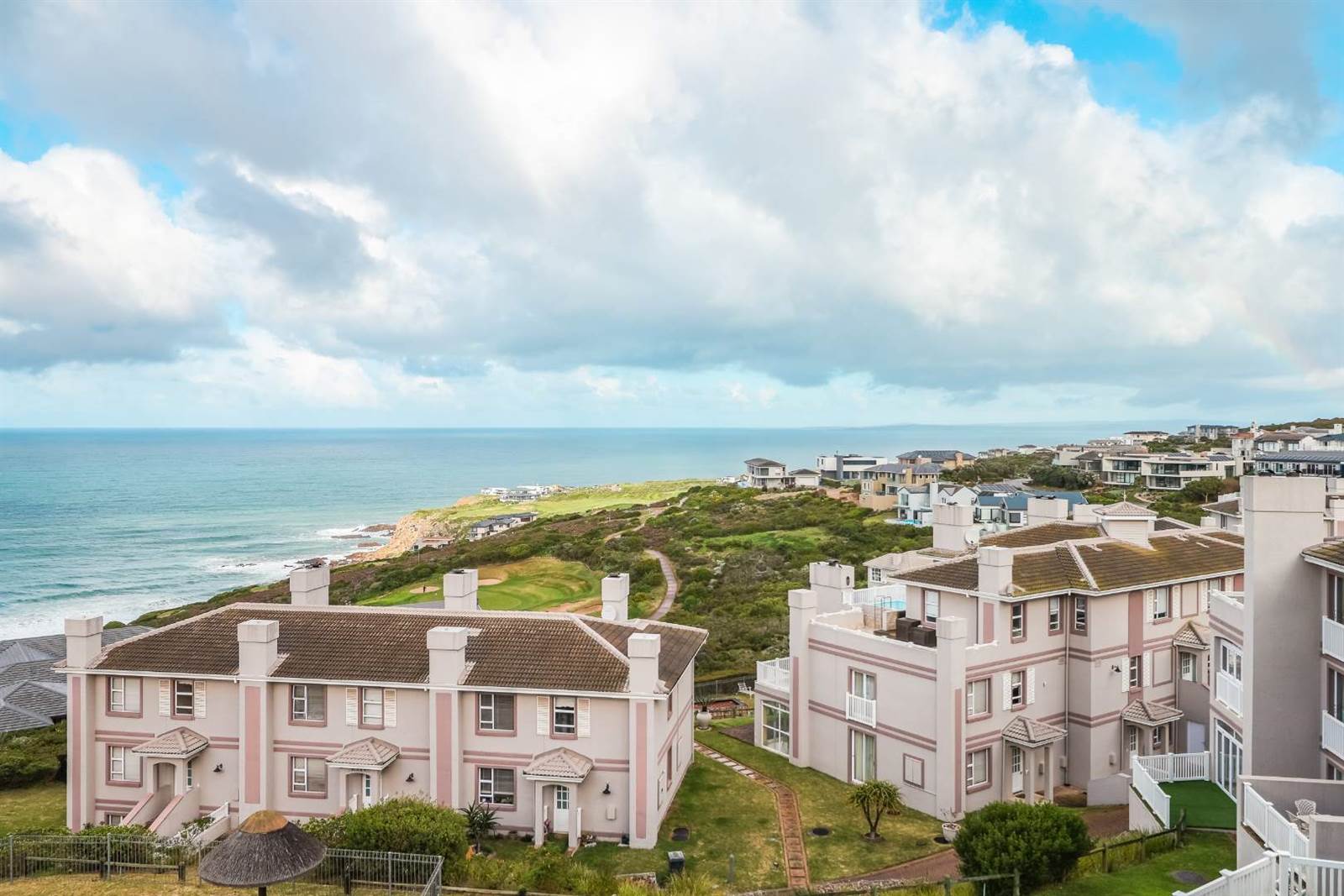 4 Bed Apartment in Pinnacle Point Golf Estate photo number 1
