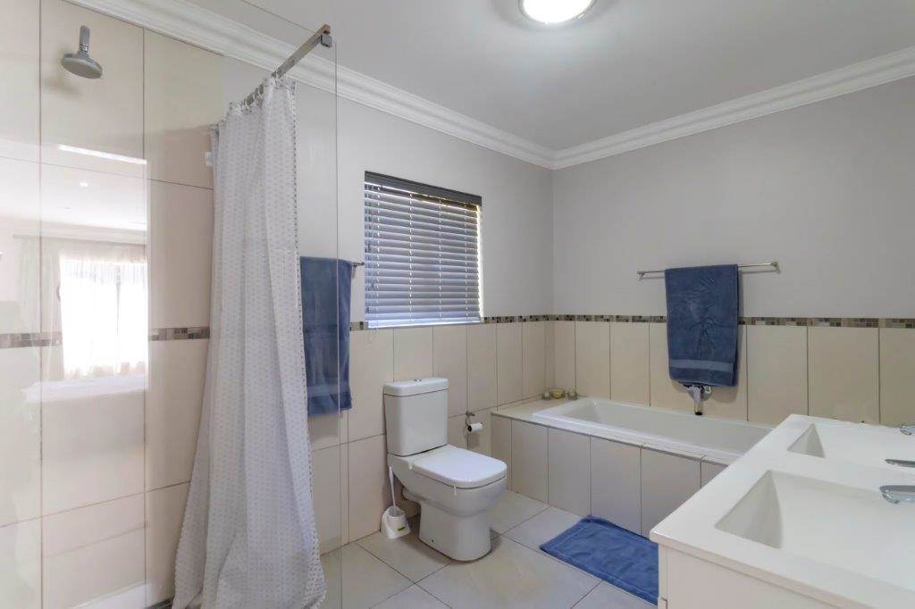 4 Bed Townhouse in Randpark Ridge photo number 9