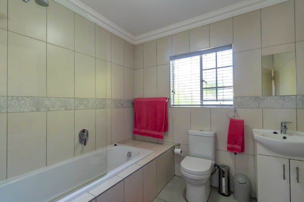 4 Bed Townhouse in Randpark Ridge photo number 11