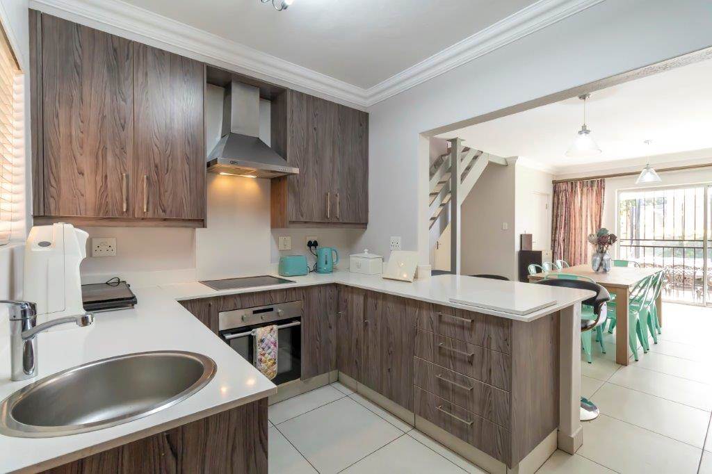 4 Bed Townhouse in Randpark Ridge photo number 2