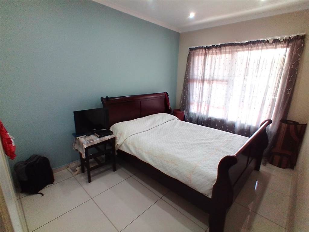 2 Bed Flat in Alberton photo number 9
