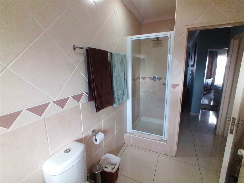 2 Bed Flat in Alberton photo number 12