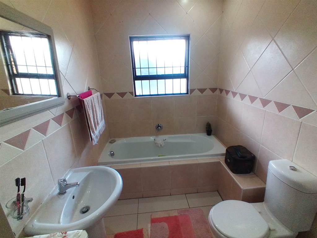 2 Bed Flat in Alberton photo number 11