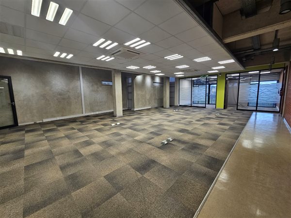 678  m² Commercial space